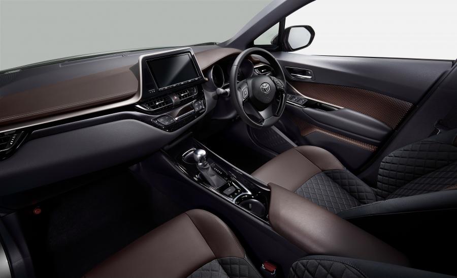 Интерьер Toyota C-HR 2016 года  (JP) (фото 5 из 18)